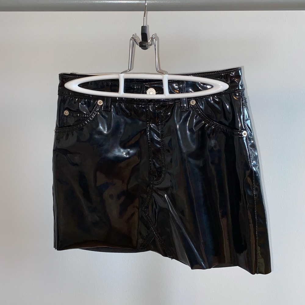 TOPSHOP Vinyl Skirt: (Size US 2)
#topshop #vinyl #blackskirt